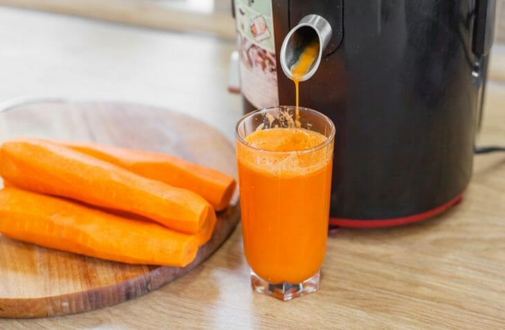 Морковный сок из шнековой соковыжималки