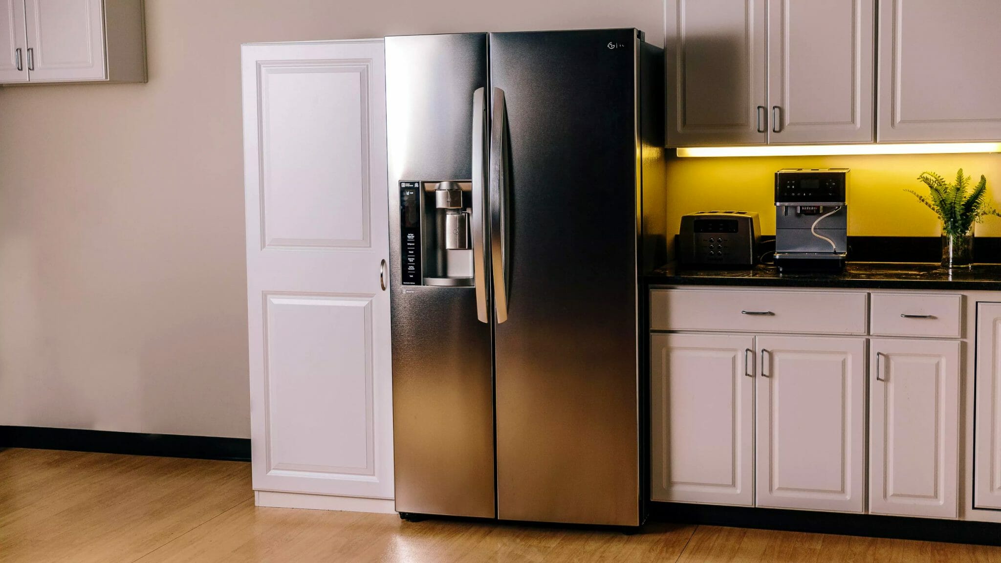 Какие холодильники лучше по качеству. Холодильник (Side-by-Side) Smeg fq60cpo. LG холодильник 2021. Холодильник ЛГ Сайд бай Сайд.