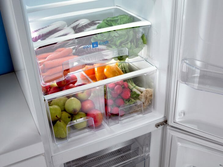 Овощи и фрукты в холодильнике