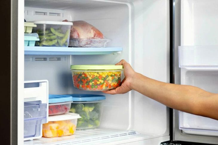 Холодильник с капельной системой разморозки