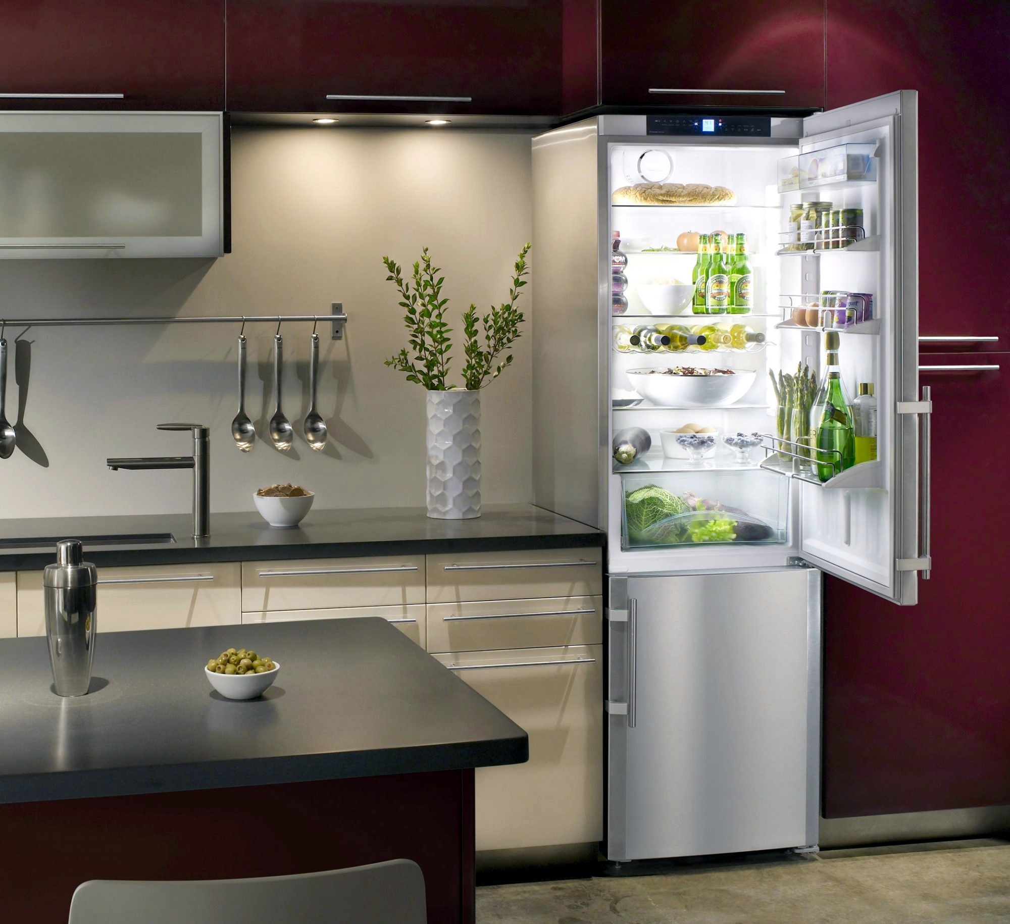 Надежный качественный холодильник. Холодильник в интерьере. Современные холодильники. Красивый холодильник. Холодильник в интерьере кухни.