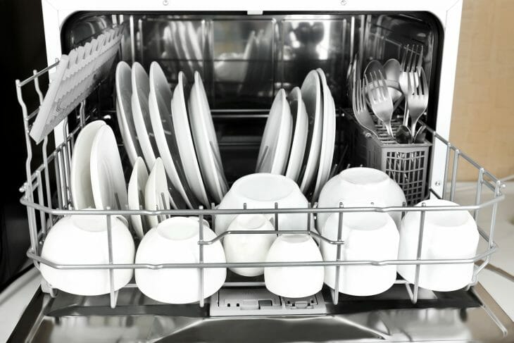 Белая посуда в посудомоечной машине Midea 
