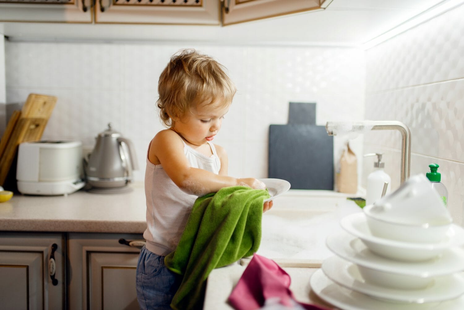 Ребенок вытирает посуду