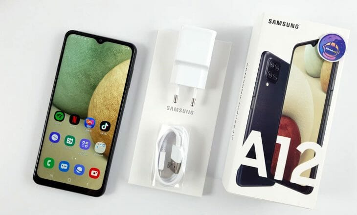 Распаковка недорогого смартфона Samsung