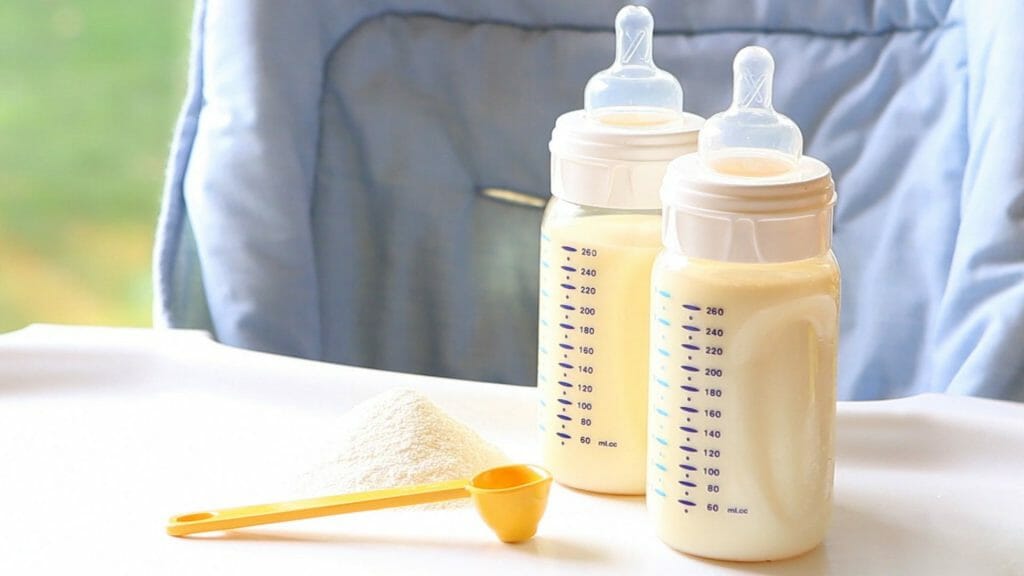 Бутылочки со смесью для новорожденного