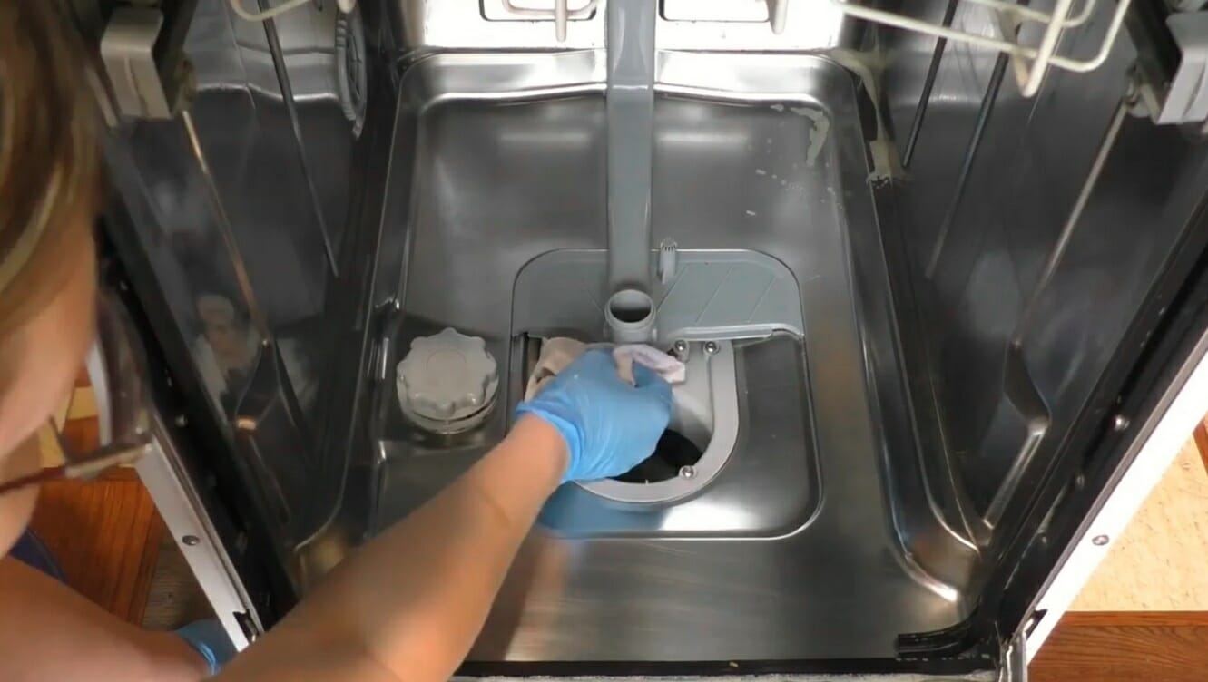 Вода в посудомойке бош. Сливной фильтр посудомоечной машины Bosch. Посудомойка Siemens sf65t350eu. Посудомоечная машина Bosch skt5102eu насос. Сливной поддон посудомоечной машины Samsung.