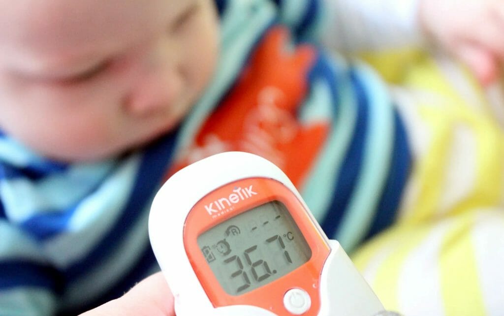 Измерение температуры ребенка бесконтактным термометром