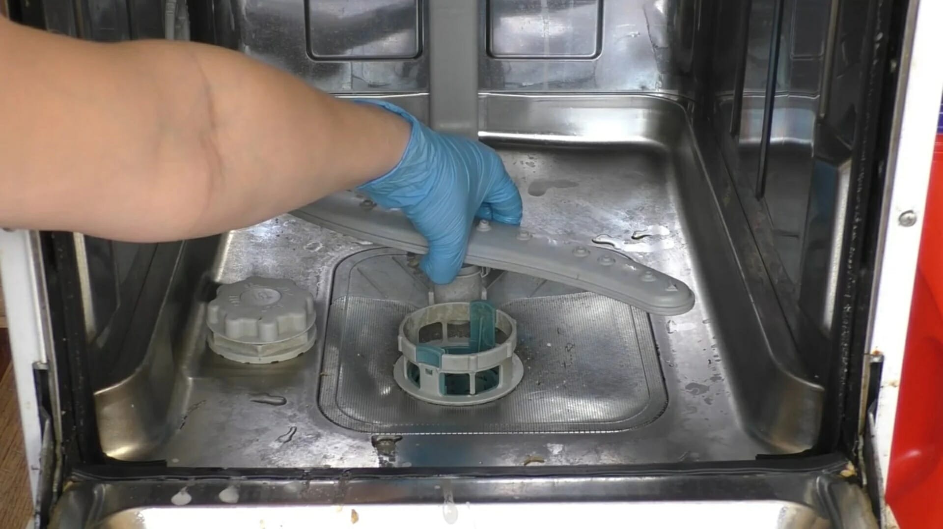 Вода в посудомойке бош. Сливной фильтр посудомоечной машины Bosch. Чистка фильтра посудомоечной машины Bosch. Чистка сливного насоса посудомоечной машины Bosch.